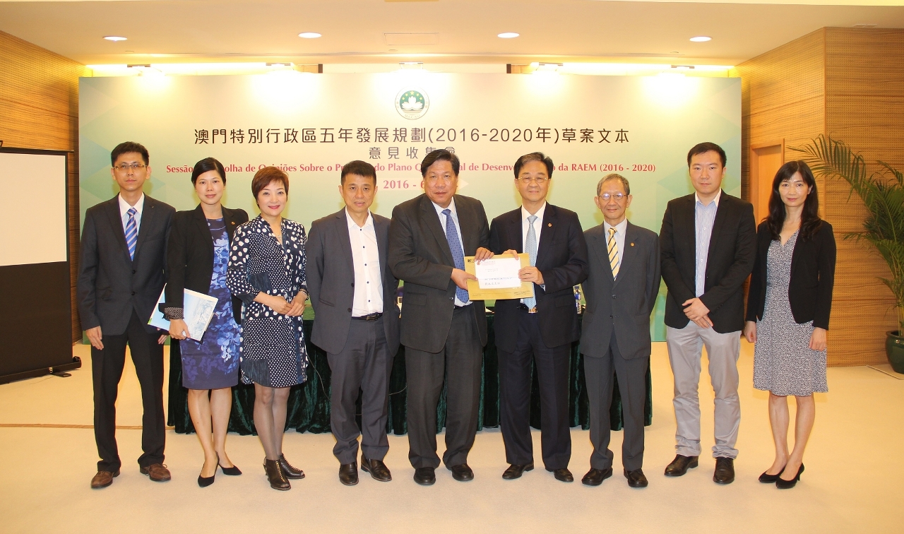 澳門房地產聯合商會代表與政研室負責人合照