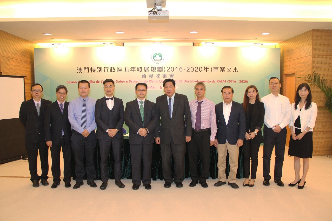 Sessão de fotografia entre os representantes da Associação de investigação do Sistema Jurídico de Macau e o responsável do Gabinete de Estudos das Políticas