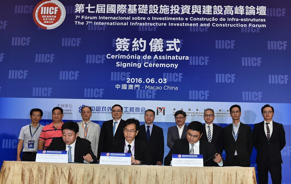 Several enterprises from Mainland China and Macao signed cooperation agreements during the forum.
