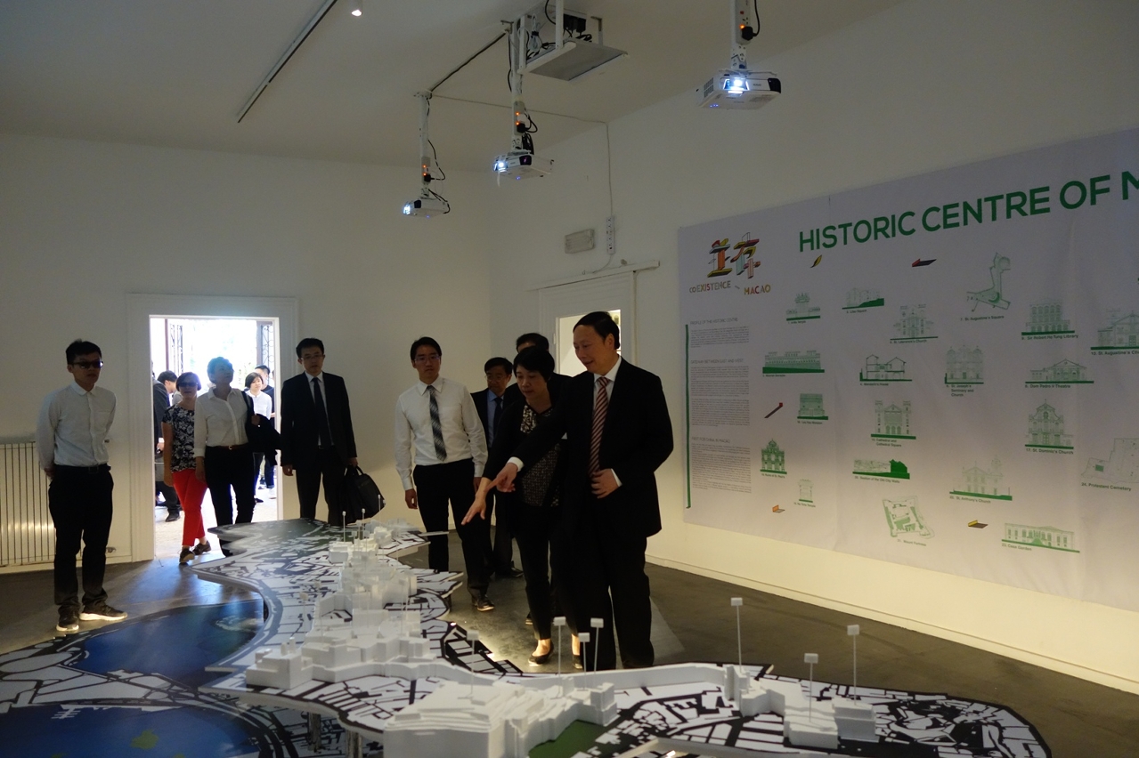 澳門展館參展團隊向國家文化部副部長楊志今就澳門展館的理念進行導賞及介紹
