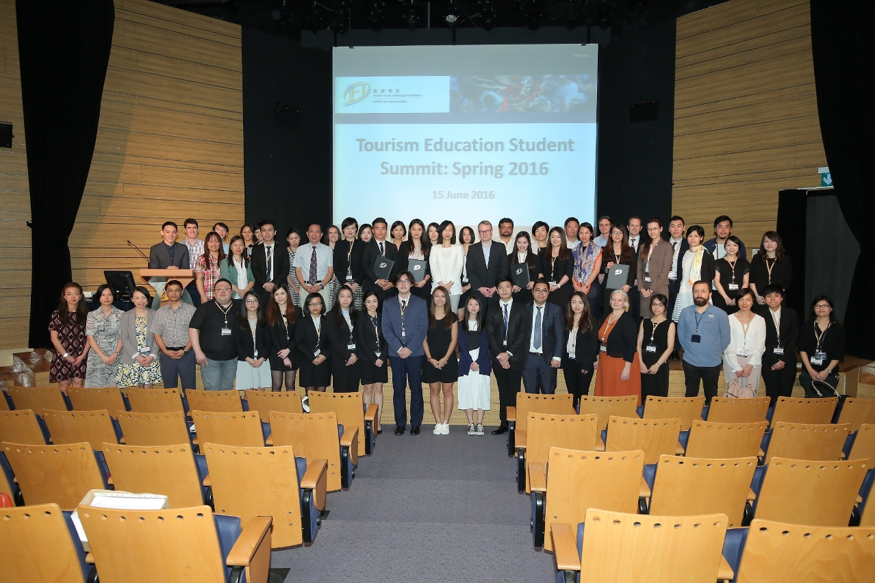 Group photo of President of IFT, panel members including IFT’s teaching staff and industry professionals, as well as the participanting students.