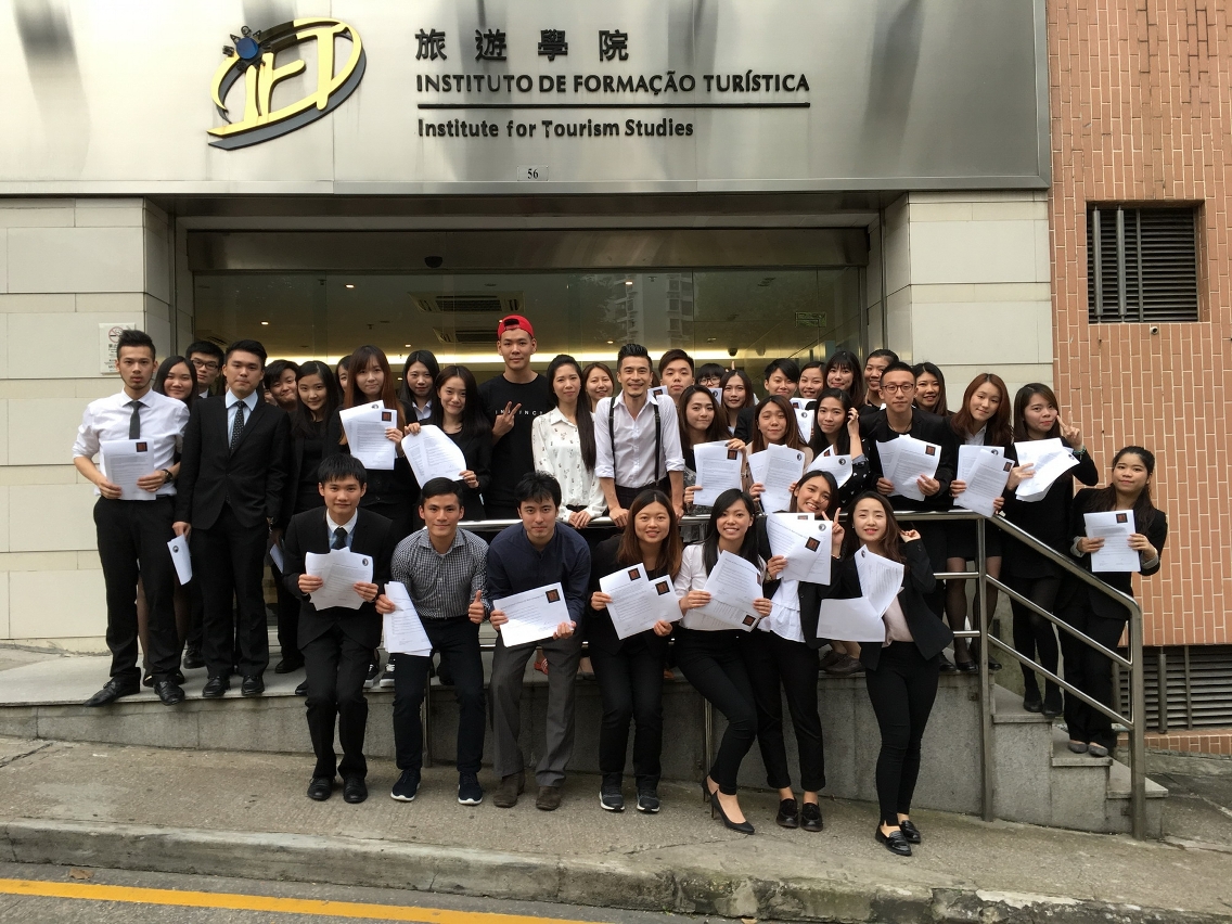 Group photo of the IFT Tourism Retail and Marketing Management Year 3 students, the course leader, Dr.Fernando Lourenço and the owner of the Black Sheep.