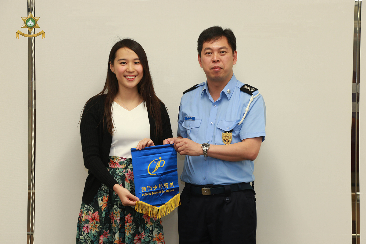 譚慧華少年警訊總監向趙崇遠處長致送紀念品