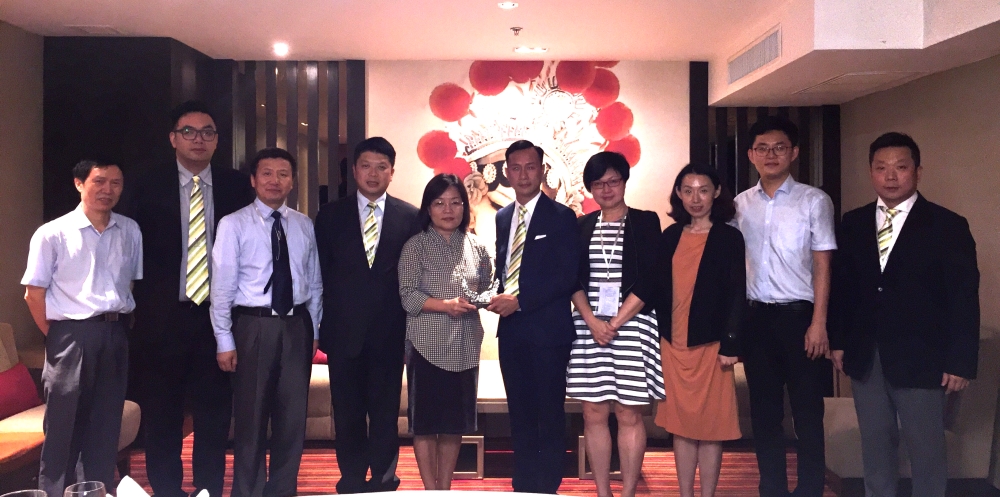 Membros da Associação dos Jovens Empresários de Macau no seu encontro com a Conselheira Económica da Embaixada da China na Tailândia, Sra. Zhang Peidong