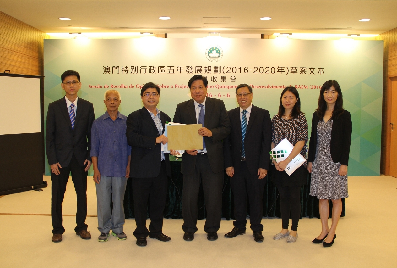 Fotografia de grupo de representantes da Associação Geral de Conterrâneos Tao Mun de Macau e de responsáveis do Gabinete de Estudos das Políticas