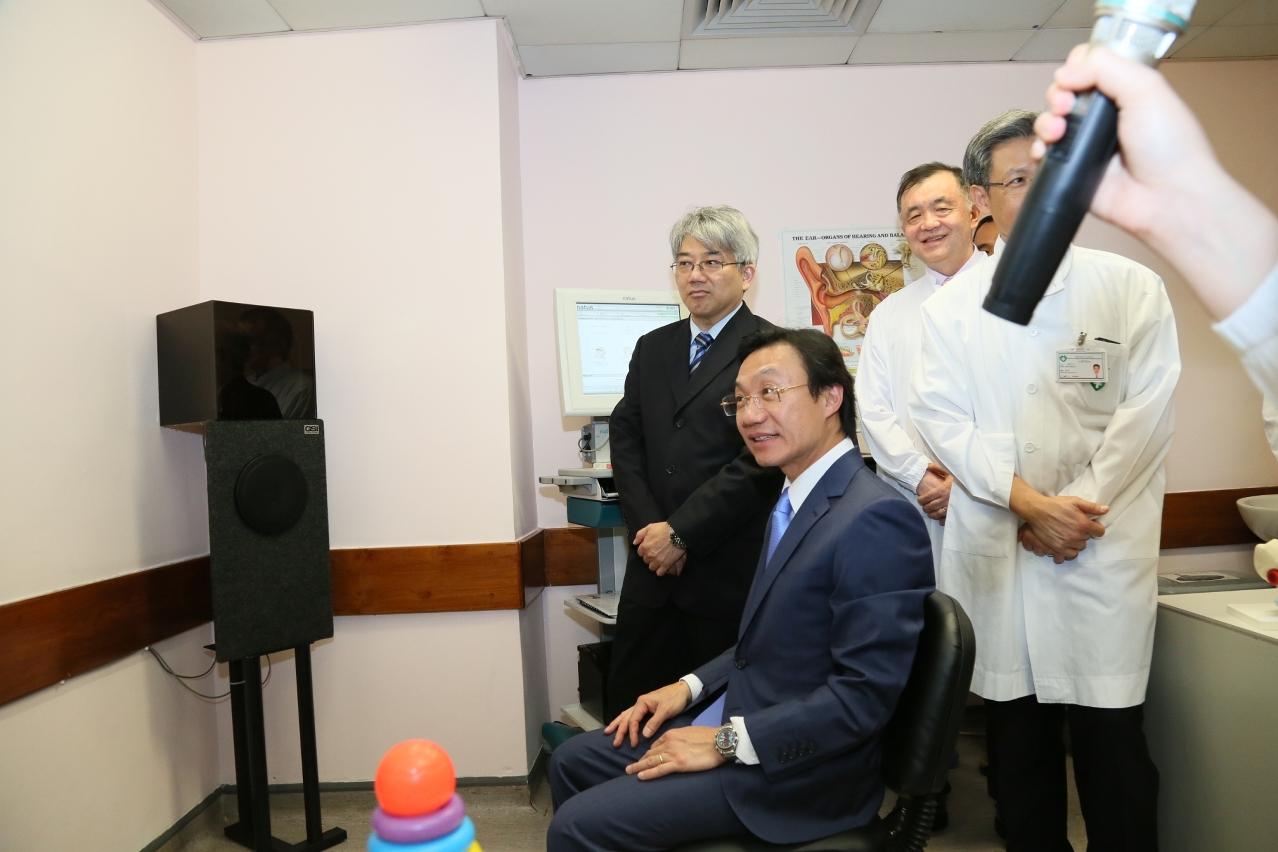 Secretário para os Assuntos Sociais e Cultura, Doutor Alexis Tam ensaiou os equipamentos da Sala de exame auditivo