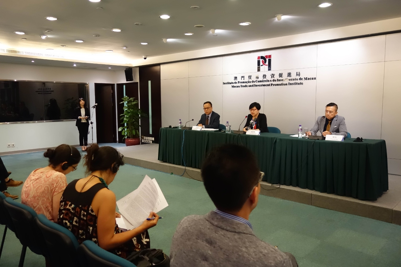 貿促局吳愛華代主席介紹“電子商務推廣（應用B2C平台）鼓勵措施”