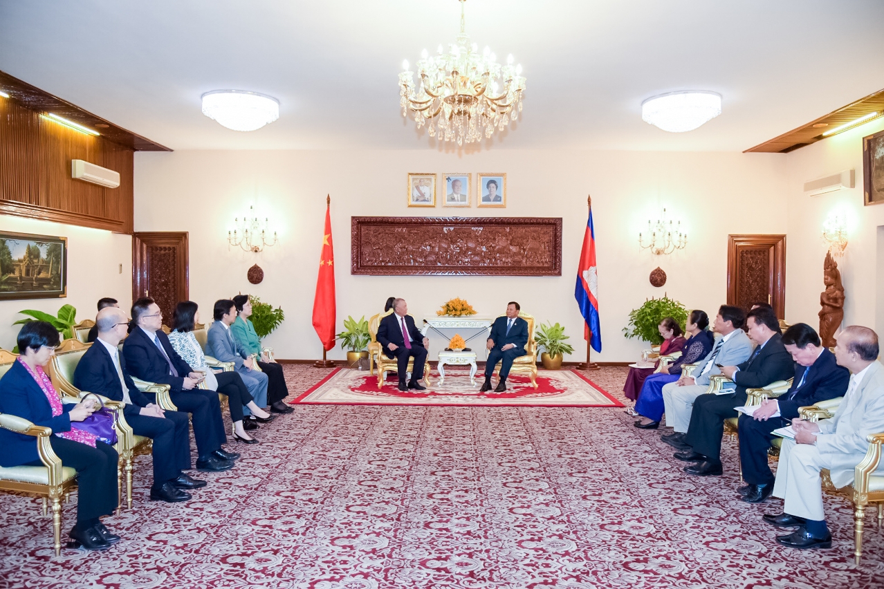 Mr Ho Hau Wah (centre, left) meets with the President of the Senate of Cambodia, Mr Say Chhum (centre, right) in Phnom Penh, Cambodia.