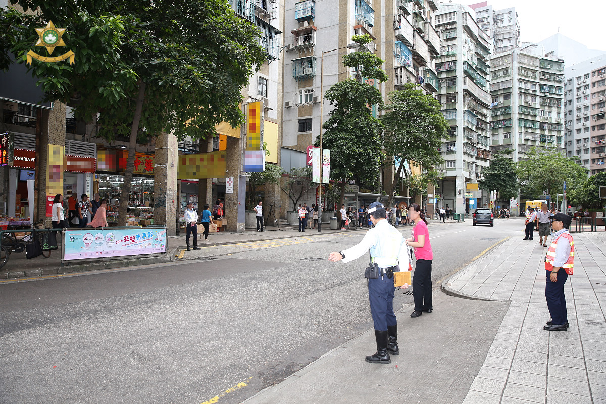 警員向意圖亂過馬路的市民作出勸喻