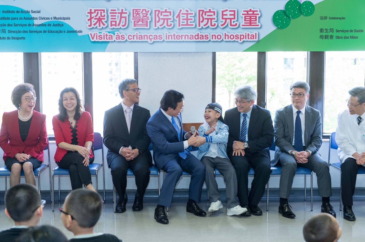 O Secretário para os Assuntos Sociais e Cultura, Alexis Tam, visitou as crianças hospitalizadas no Dia Mundial da Criança – dia 1 de Junho