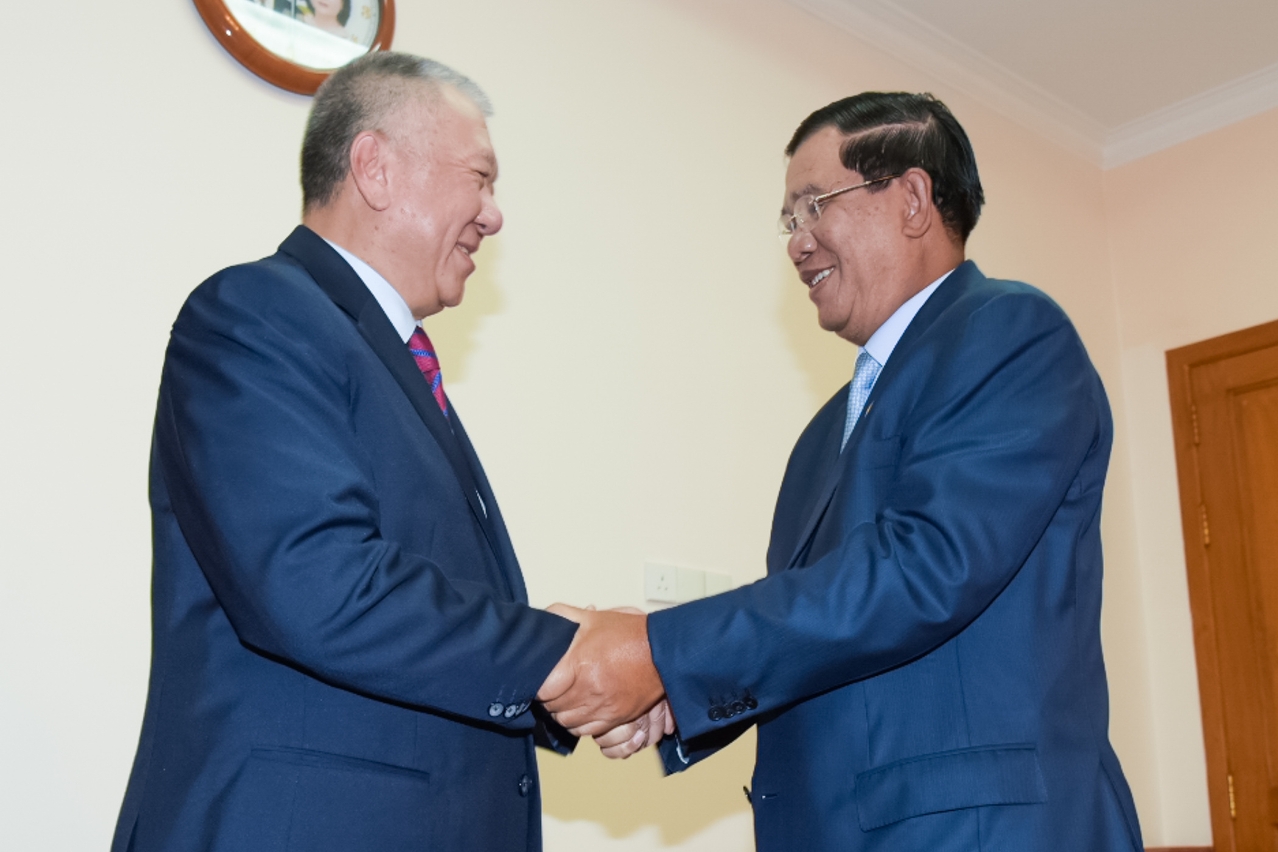 Mr Ho Hau Wah shakes hands with the Prime Minister of the Kingdom of Cambodia, Mr Hun Sen (right) in Phnom Penh, Cambodia.