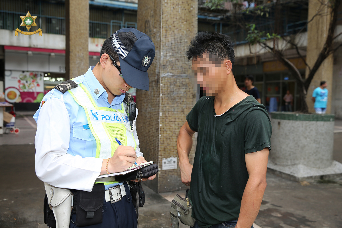 警員向違規過馬路的行人作出檢控