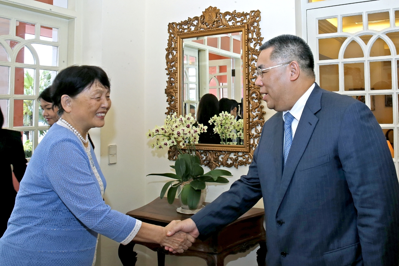 Chief Executive, Mr Chui Sai On, meets with the Vice Chairwoman of the 11th National Committee of the Chinese People’s Political Consultative Conference (CPPCC) and Honorary Chairwoman of World Cultural Forum (Taihu, China), Ms Zhang Meiying, at Santa Sancha.