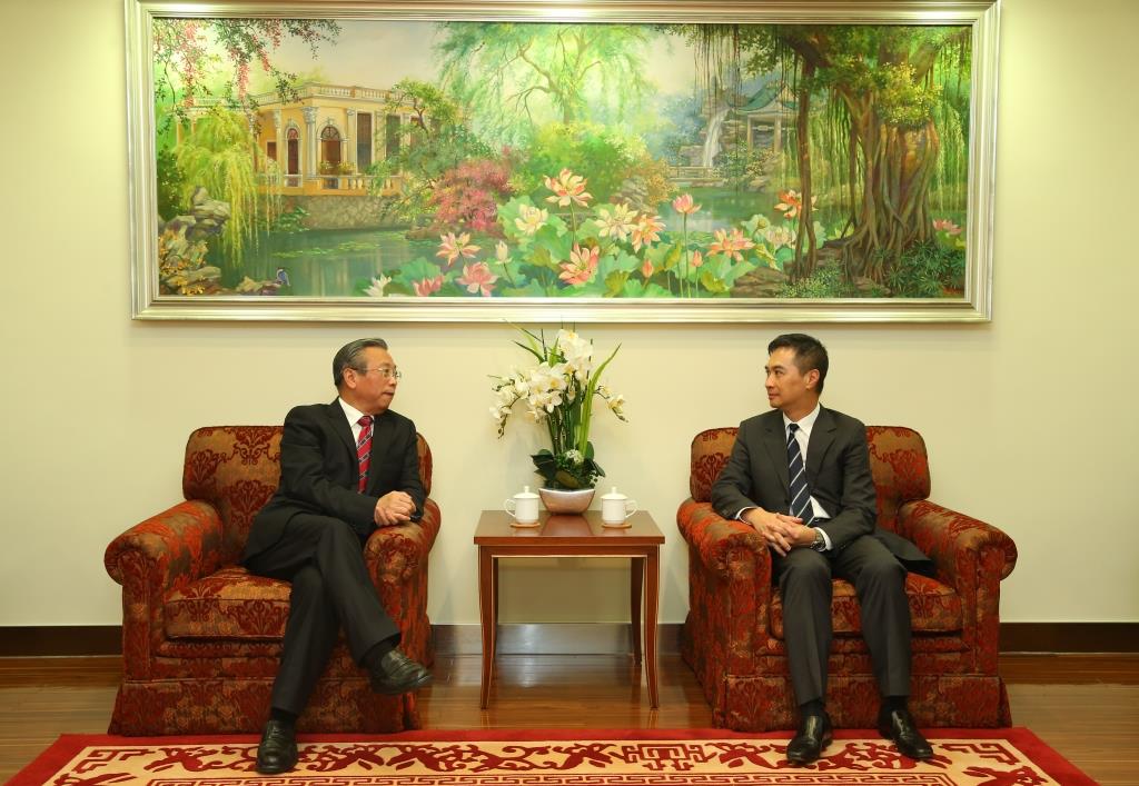 Auditor-Geral do Gabinete da Auditoria Nacional e presidente do Conselho Directivo da INTOSAI, Liu Jiayi, em visita ao CA, durante a qual se encontrou com o Comissário da Auditoria de Macau, Ho Veng On, para partilhar experiências sobre a forma como são desempenhadas as funções da auditoria pública.