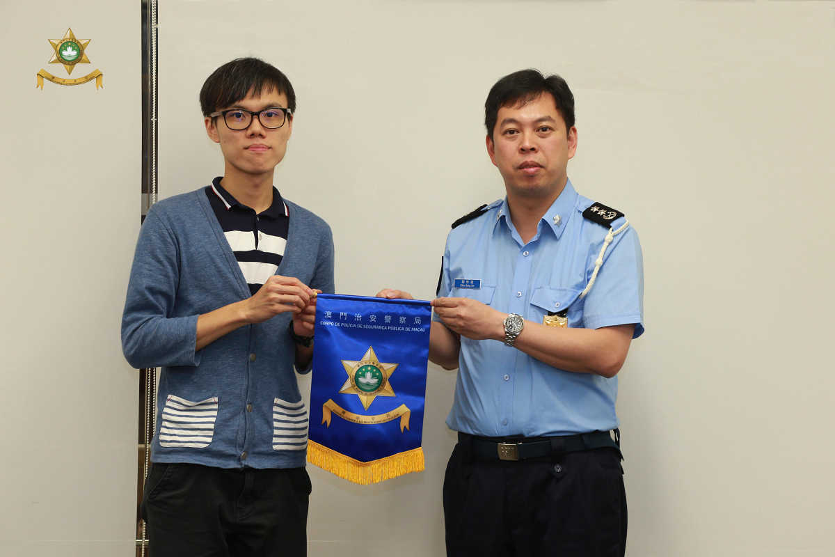 趙崇遠處長向方海金主席致送紀念品