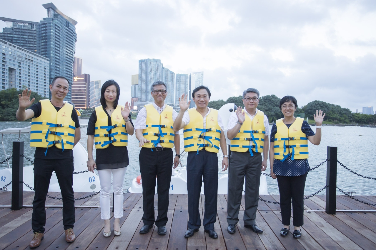 Group photo of guests on the floating dock