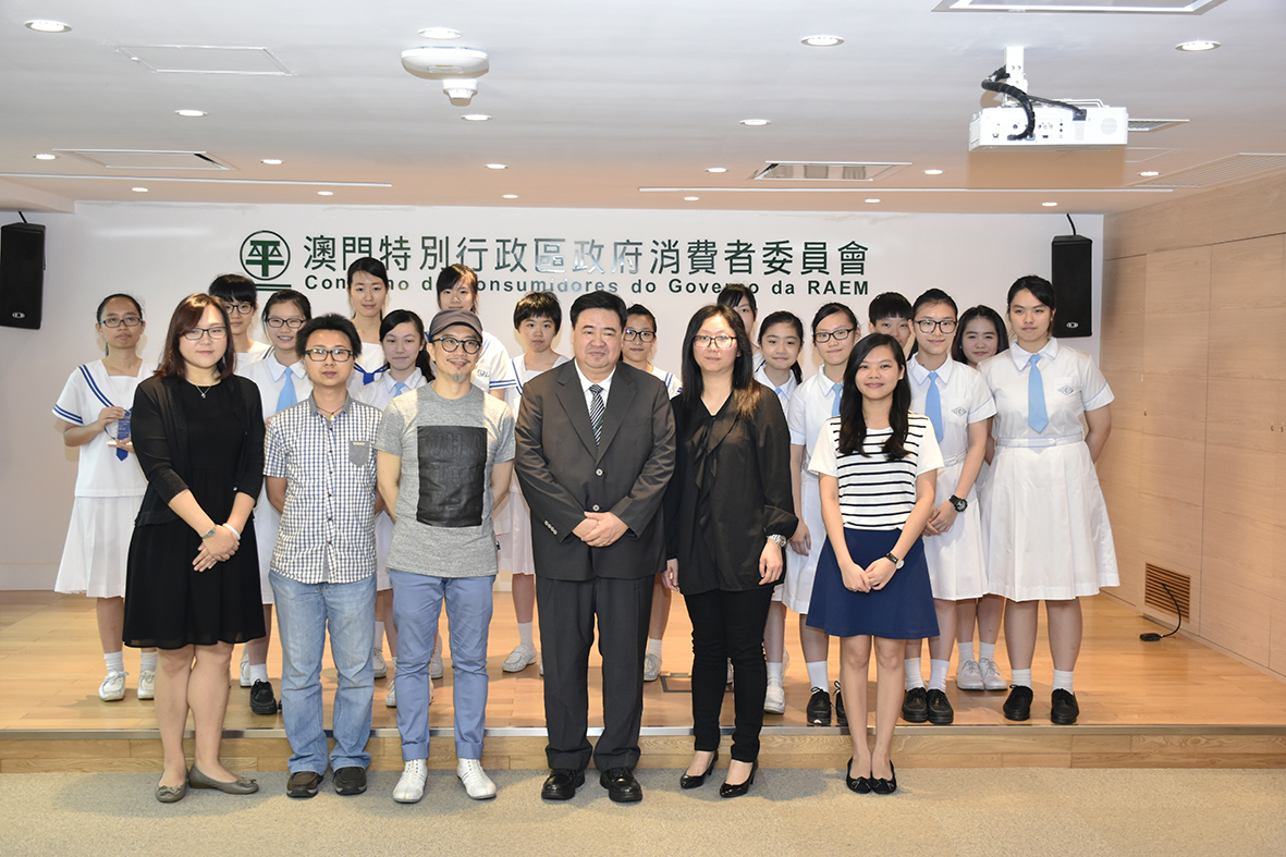 Wong Hong Neng, President of the Executive Committee of Consumer Council, delivered prizes to winners of senior high section