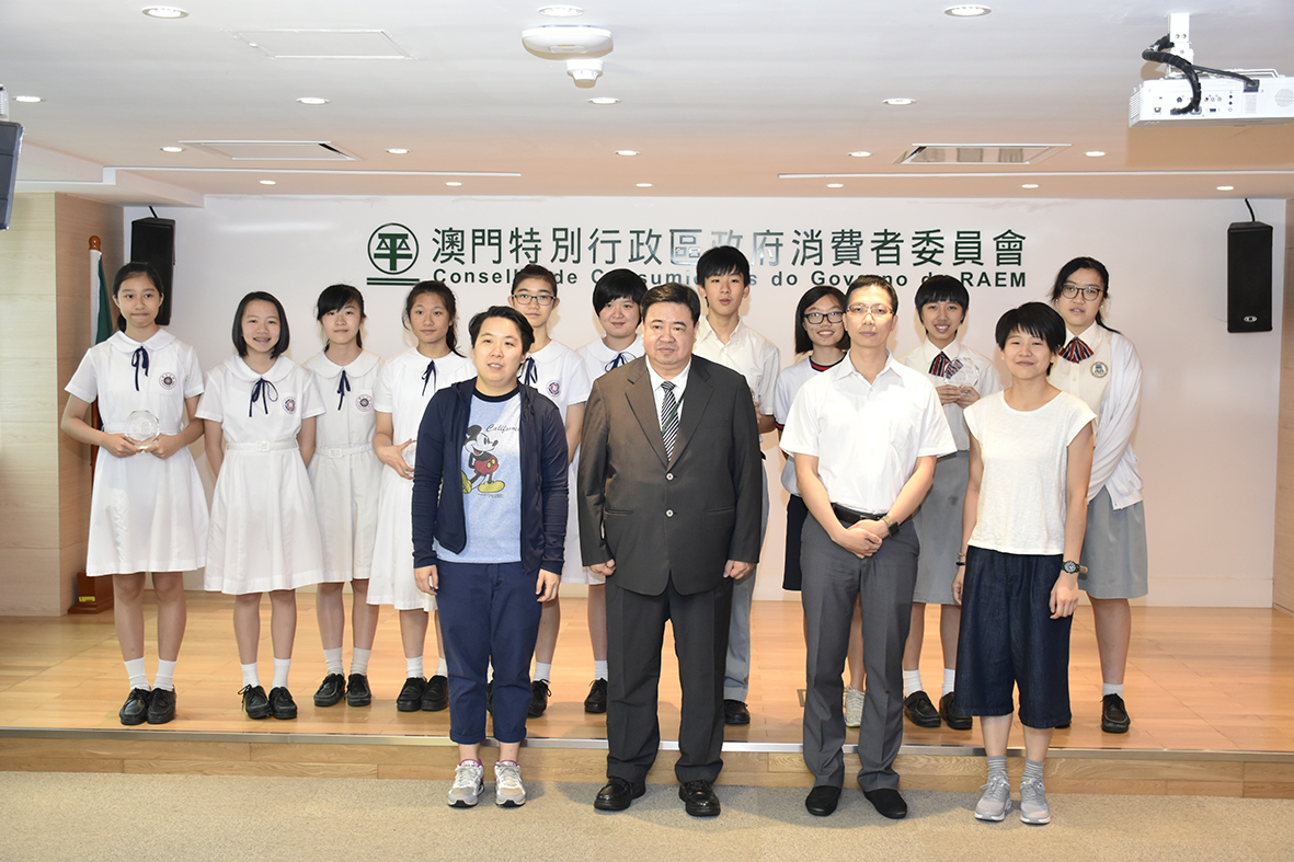 Wong Hong Neng, President of the Executive Committee of Consumer Council, delivered prizes to winners of junior high section