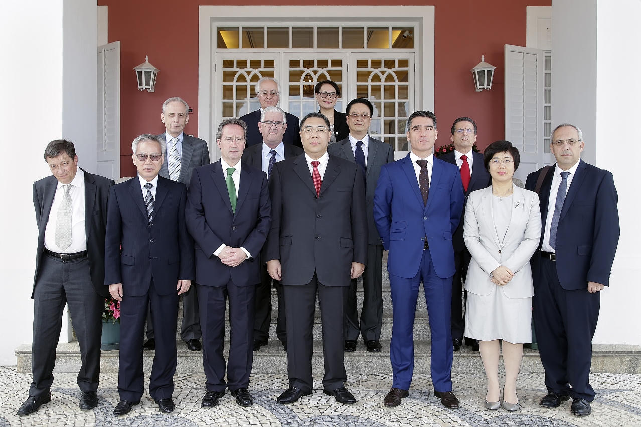 行政長官崔世安與葡萄牙最高司法法院院長安東尼奧•席爾瓦•恩里克斯•加斯帕爾（前排左三）一行合影