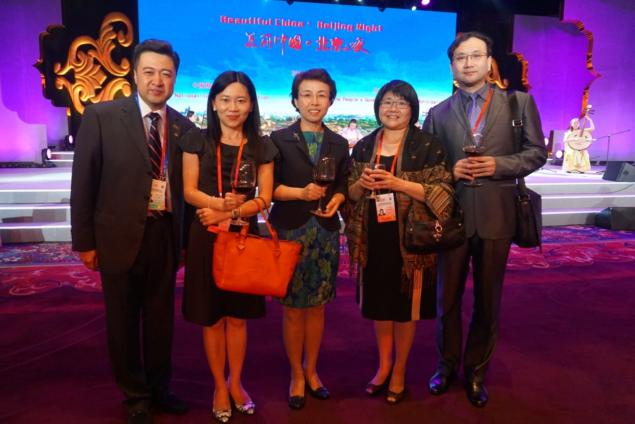 1.	Cecilia Tse (second from left) and Vice Mayor of the People’s Government of Beijing Municipality, Cheng Hong (middle), in the presentation banquet “Beautiful China‧Beijing Night” among others