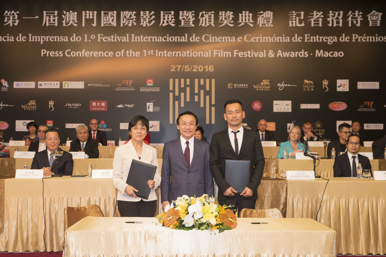 Alexis Tam testemunha cerimónia de assinatura de acordo de cooperação entre a DST e a Associação de Cultura e Produções de Filmes e Televisão de Macau