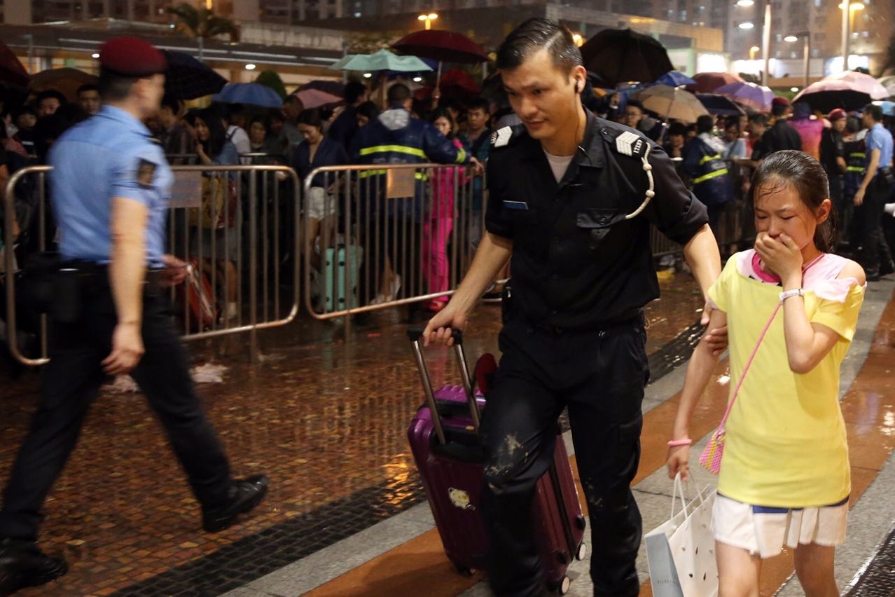 治安警加派警員於各口岸維持秩序，疏導人流及車流