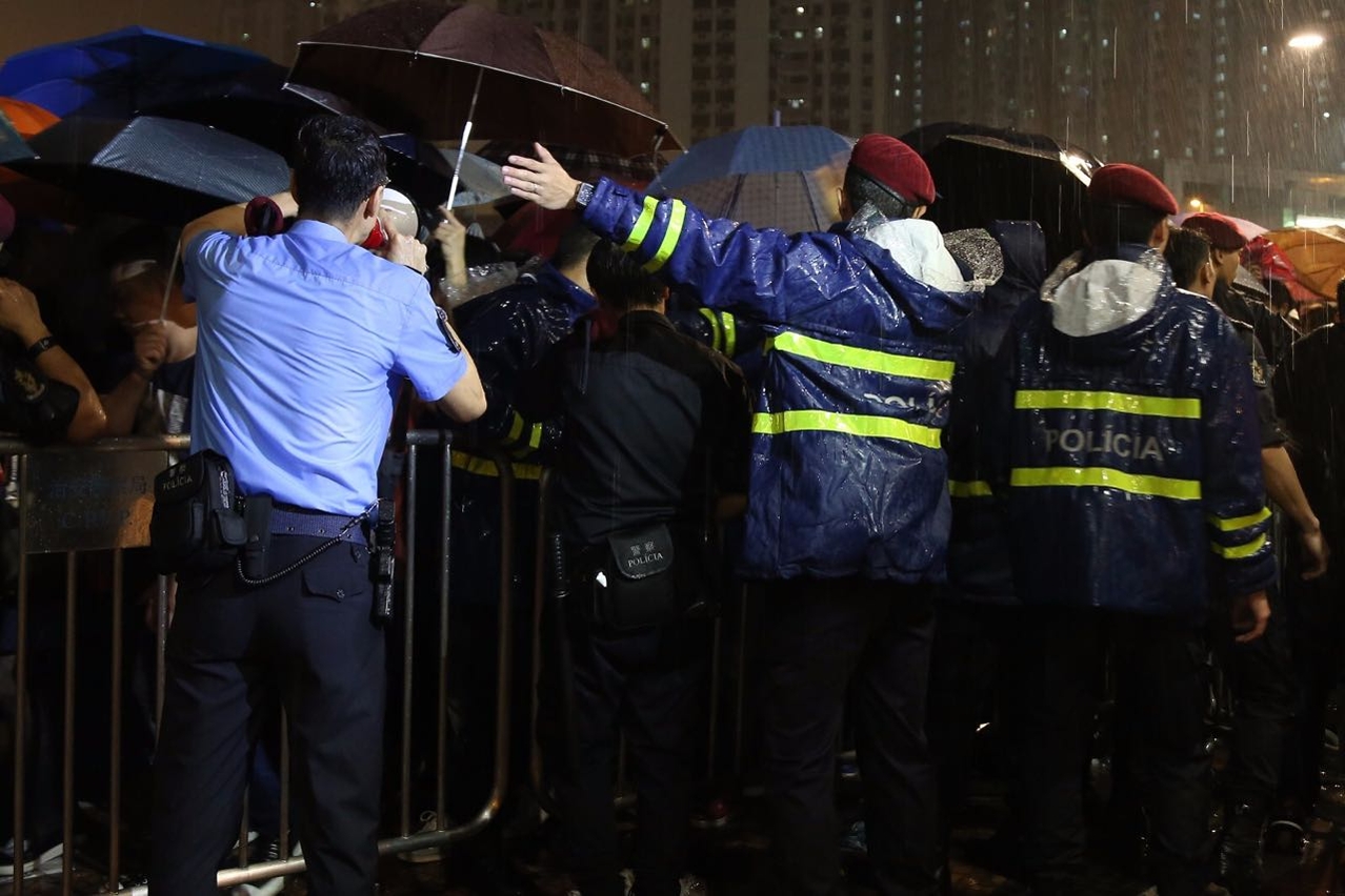 治安警加派警員於各口岸維持秩序，疏導人流及車流