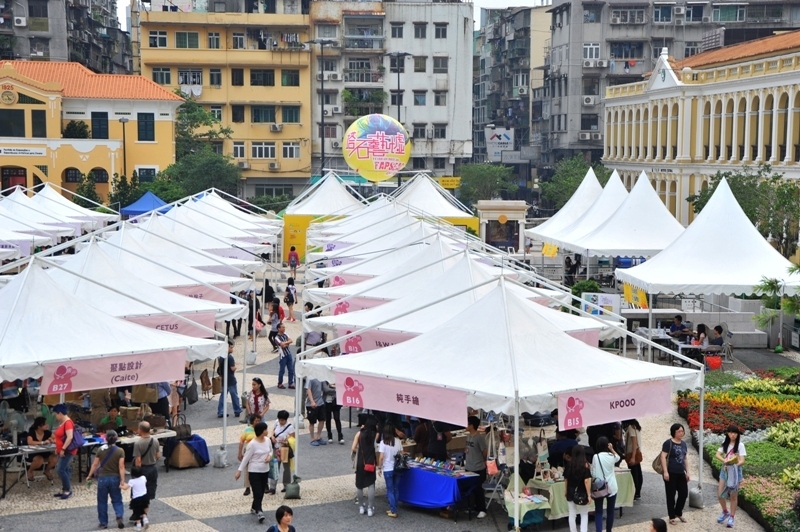 Para capturar a sinergia das Regatas Internacionais de Barcos-Dragão de Macau 2016 e promover festivais com características locais, a Feira de Artesanato do Tap Siac vai ser alargado à Praça do Lago Nam Van este ano.