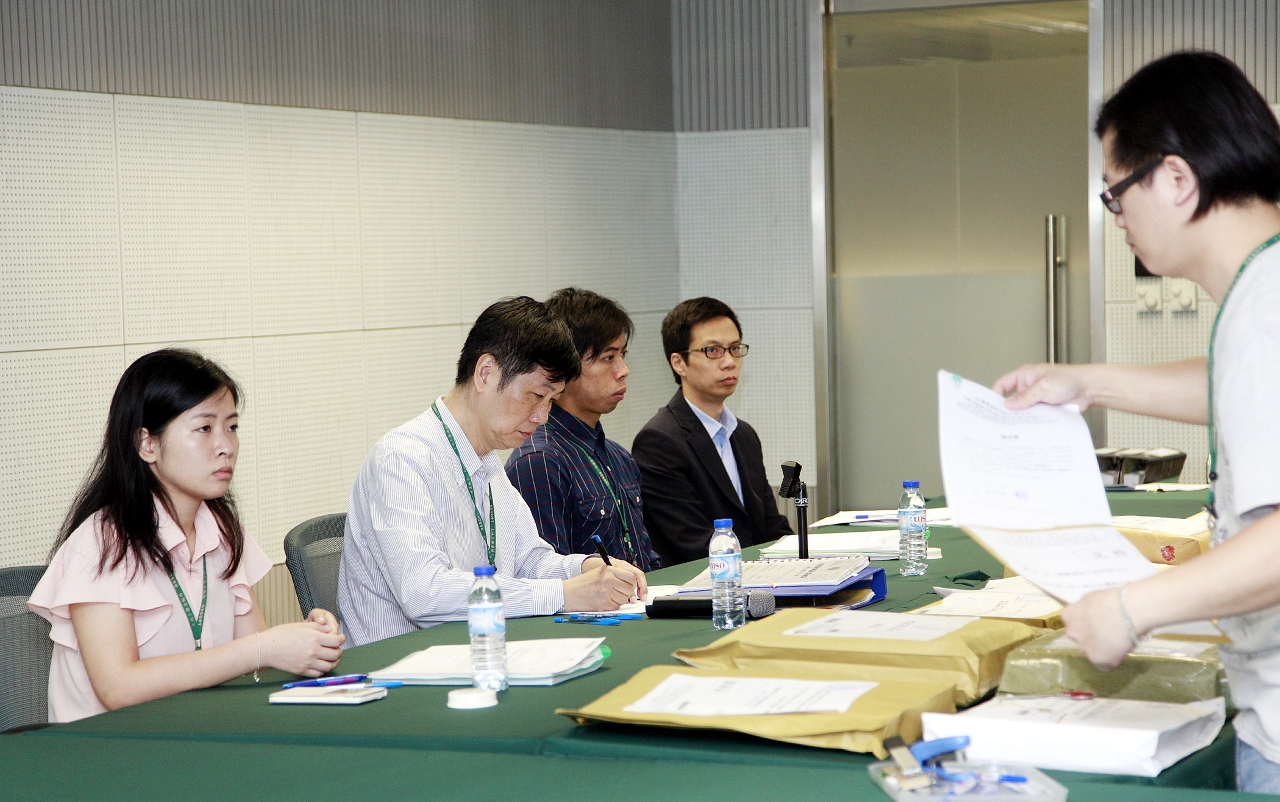 Recebeu-se um total de 19 propostas no concurso público para a adjudicação das Obras de Remodelação das Instalações do Gabinete para a Protecção de Dados Pessoais no 17.º andar do Edifício China Plaza.