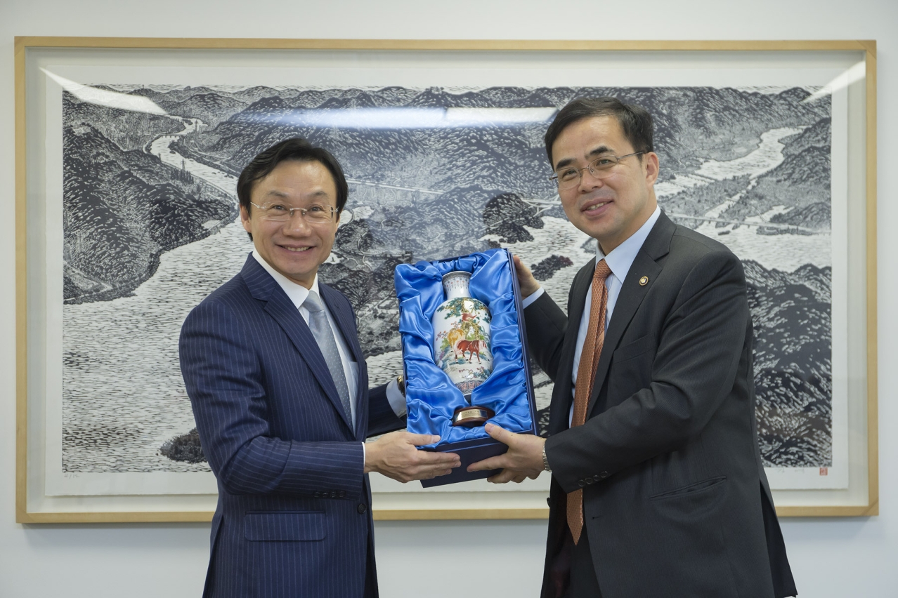 Secretary for Social Affairs and Culture, Mr Tam Chon Weng (left), meets the Republic of Korea’s 2nd Vice Minister of Culture, Sports and Tourism, Mr Kim Chong, in Seoul.