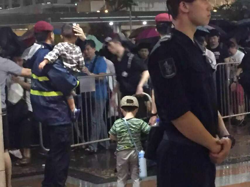 治安警加派警員於各口岸維持秩序，疏導人流及車流