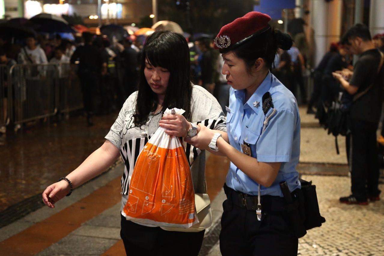 治安警加派警員於各口岸維持秩序，疏導人流及車流