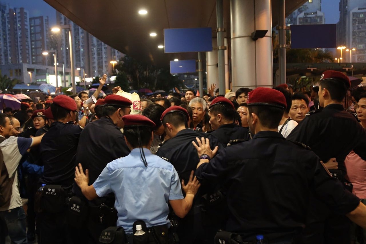 治安警加派警員於各口岸維持秩序，疏導人流及車流