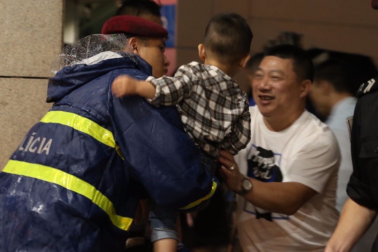 治安警加派警員於各口岸維持秩序，疏導人流及車流