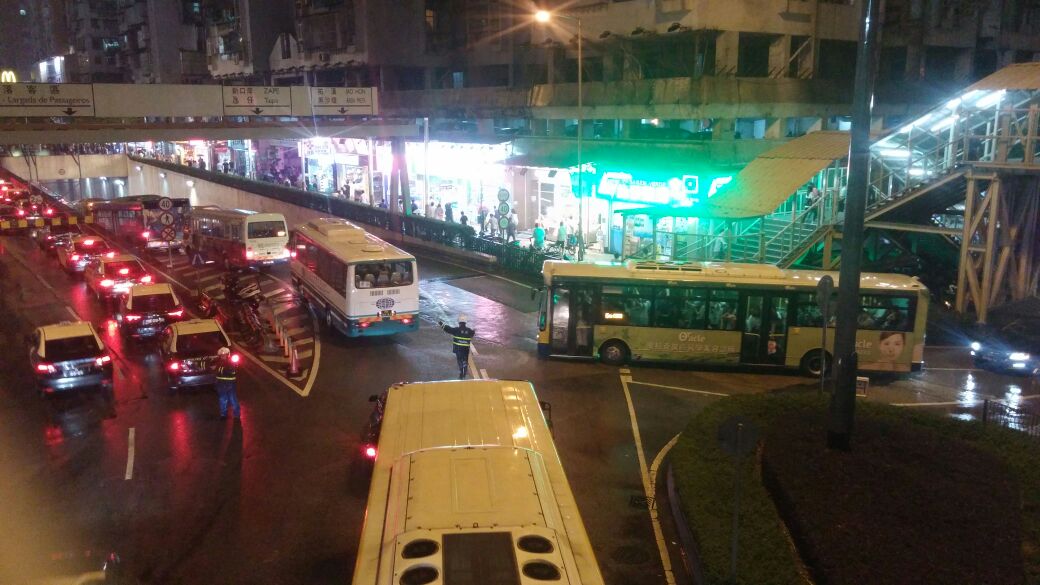 治安警加派警員於各口岸維持秩序，疏導人流及車流