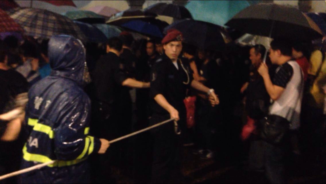 治安警加派警員於各口岸維持秩序，疏導人流及車流