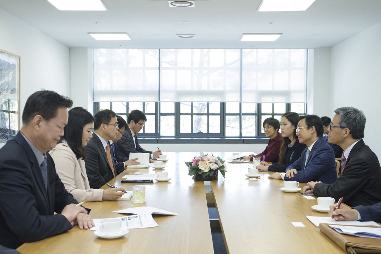 Secretário para os Assuntos Sociais e Cultura reuniu-se com o vice ministro da Cultura, Desporto e Turismo da República da Coreia, Kim Chong