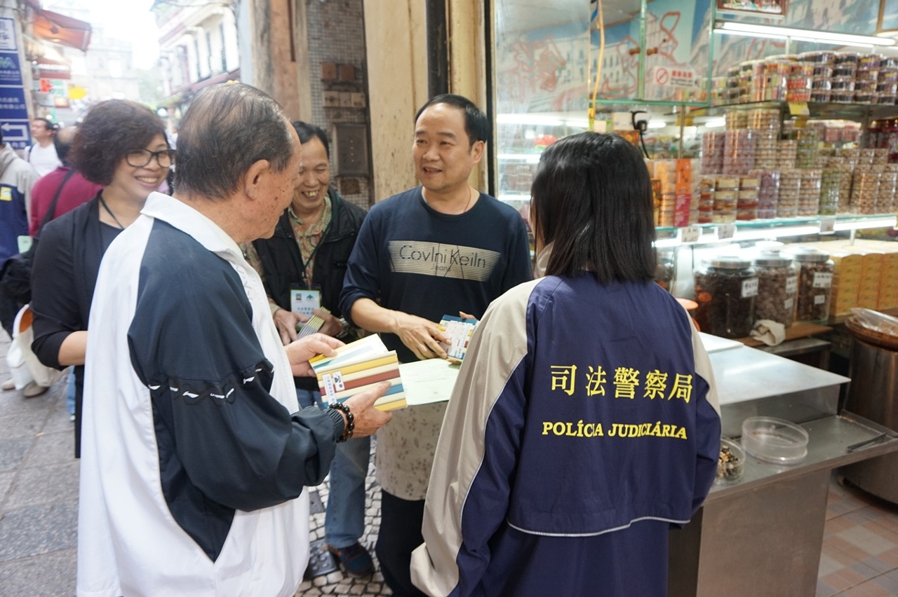 手信店店主與司警局大廈防罪之友相見歡