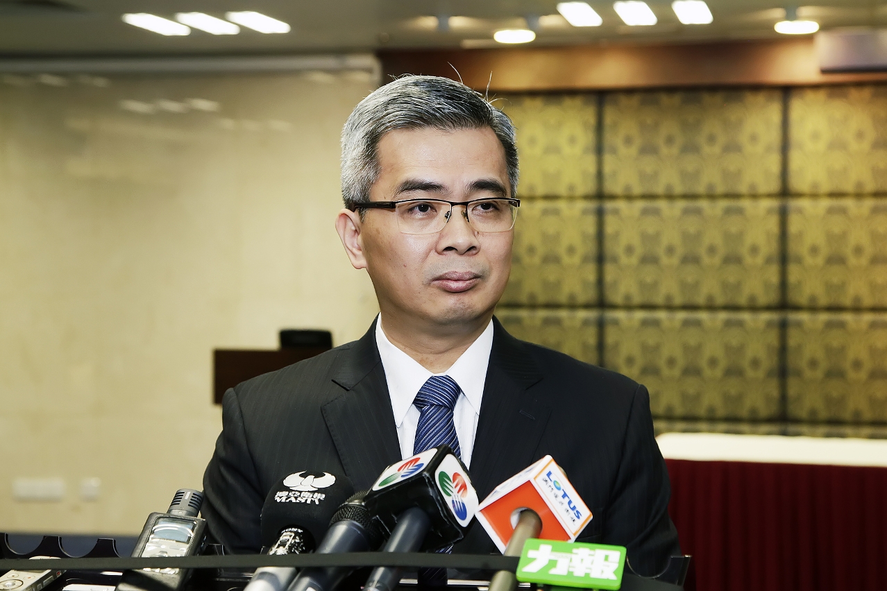 保安司司長黃少澤接受傳媒訪問