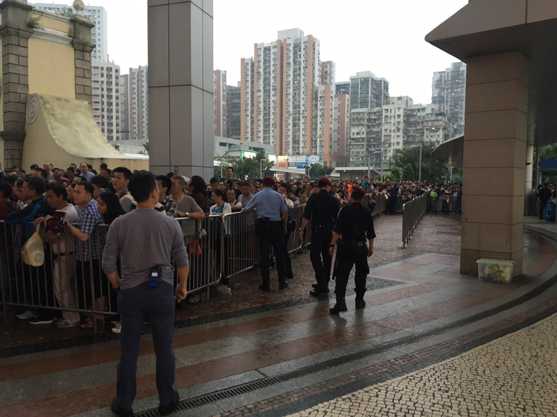 治安警加派警員於各口岸維持秩序，疏導人流及車流