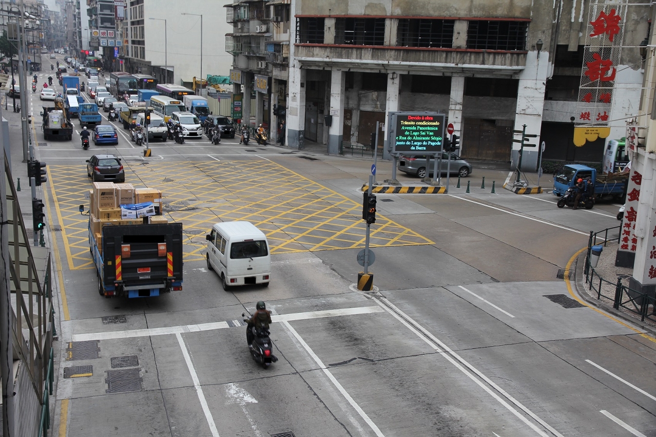 Após o reordenamento, as faixas de rodagem da intersecção da Avenida de Almeida Ribeiro passaram de 3 para 5.
