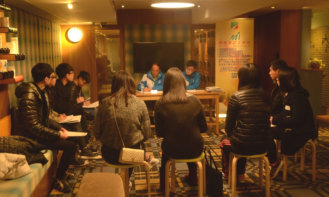 學生進行模擬面試訓練