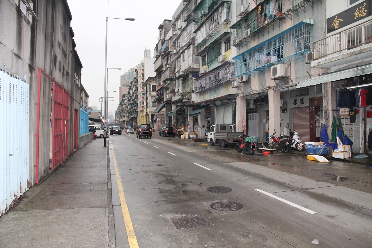 Após o reordenamento, a Avenida de Demétrio Cinatti passou a ter 2 faixas de rodagem, que à noite passam a lugares de estacionamento
