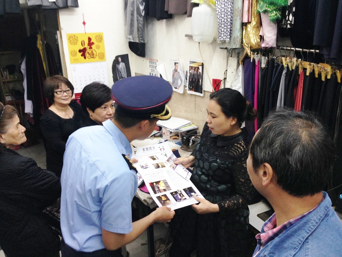 消防局派員派發防火宣傳單張2
