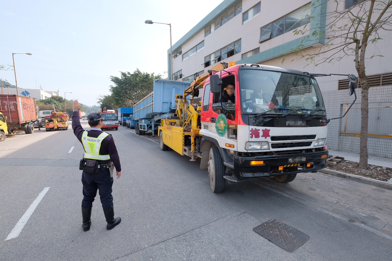 治安警察局人員加強清理在公共道路之違法拖架