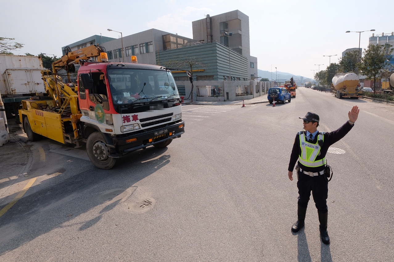 在警員協助下將佔用公共道路泊車位之拖架移離