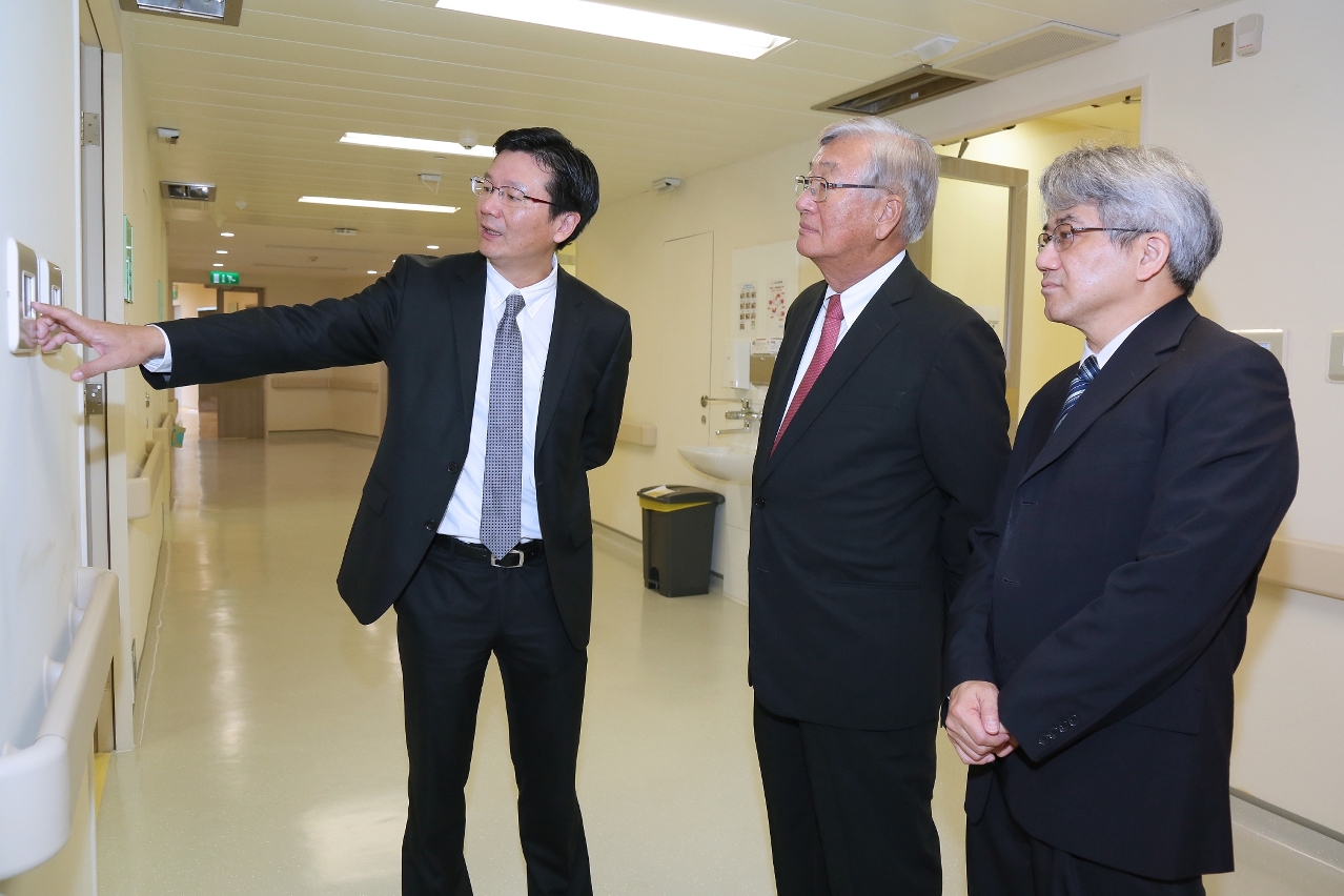Dr Shin Young-soo is briefed during his visit to an infectious disease rehabilitation centre in Coloane.