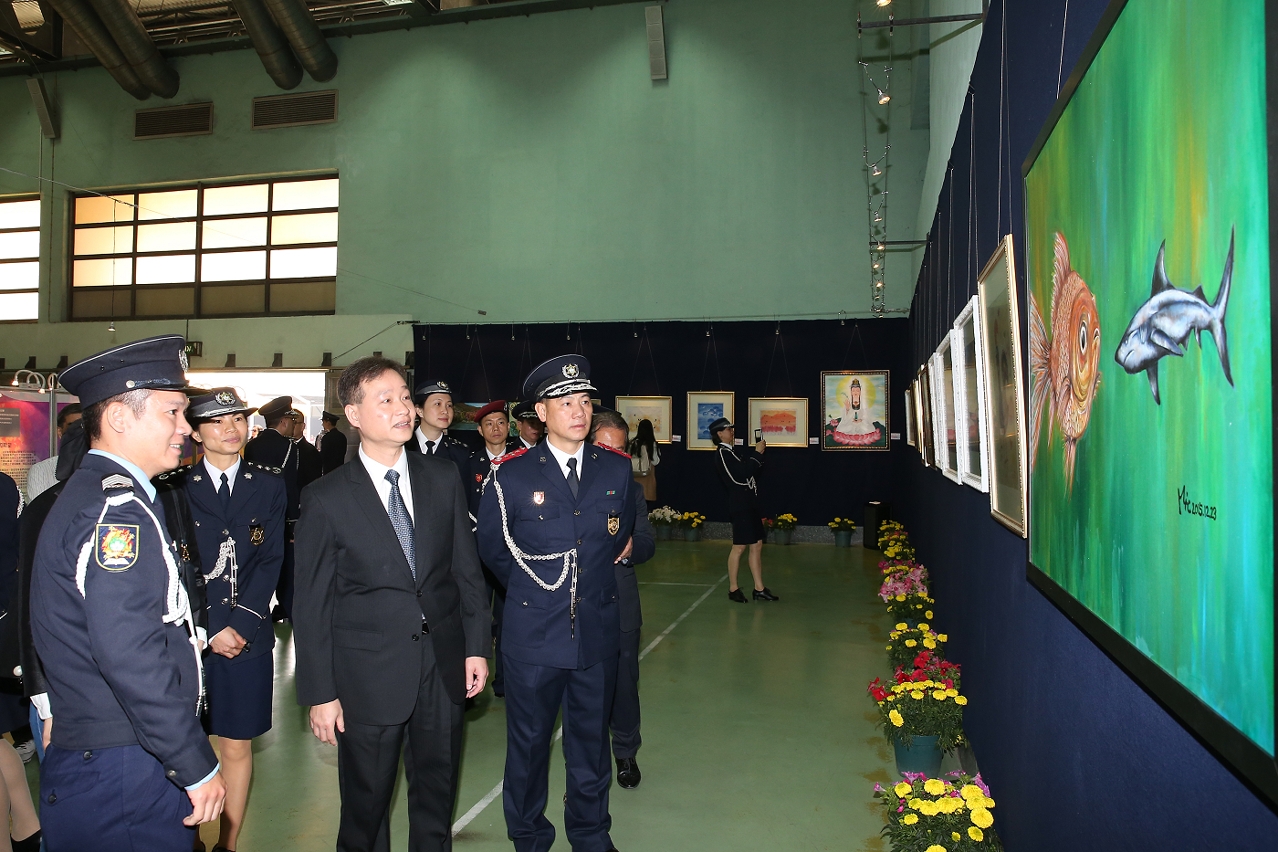 警察總局局長馬耀權、治安警察局局長梁文昌觀賞藝術作品展