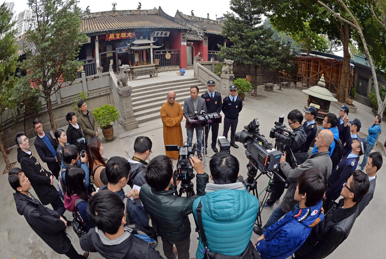 文化局聯同消防局和治安警察局在普濟禪院，公佈觀音開庫期間的化寶特別安排。