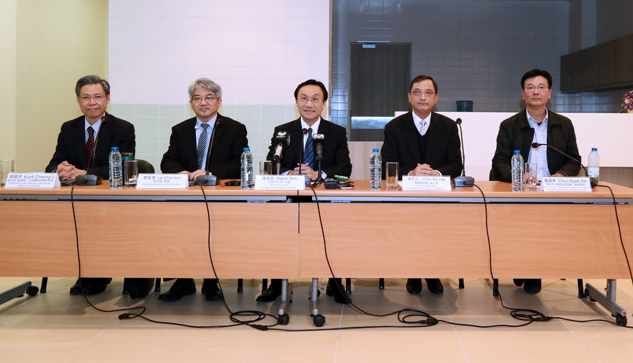 Doutor Alexis Tam, Sr. Dr. Lei Chin Ion, Sr. Dr. Kuok Cheong U, Sr. Dr. Chan Iek Lap, e Sr. Dr. Chou Kuok Hei compareceram na sessão de intercâmbio